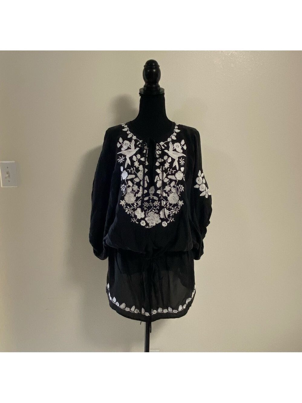 Guess by Marciano Blouse Women Size Large Black white embroidery Silk Blouse Top